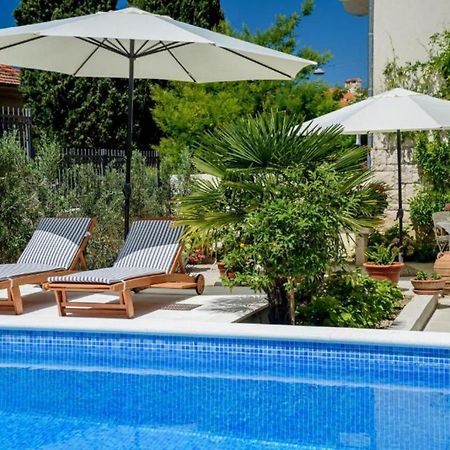 ספליט Palace Schoen Milesi - Esense Of Prestige - Private Pool - Free Parking - Old Money Style Luxury Rooms - Walking Distance To The Old Town, The Beach And All Amenities - Buralux Properties מראה חיצוני תמונה