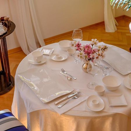 ספליט Palace Schoen Milesi - Esense Of Prestige - Private Pool - Free Parking - Old Money Style Luxury Rooms - Walking Distance To The Old Town, The Beach And All Amenities - Buralux Properties מראה חיצוני תמונה