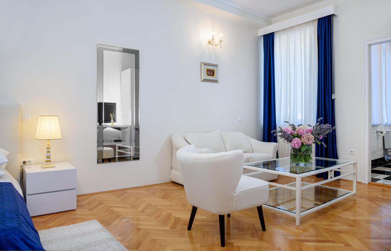 ספליט Palace Schoen Milesi - Esense Of Prestige - Private Pool - Free Parking - Old Money Style Luxury Rooms - Walking Distance To The Old Town, The Beach And All Amenities - Buralux Properties מראה חיצוני תמונה