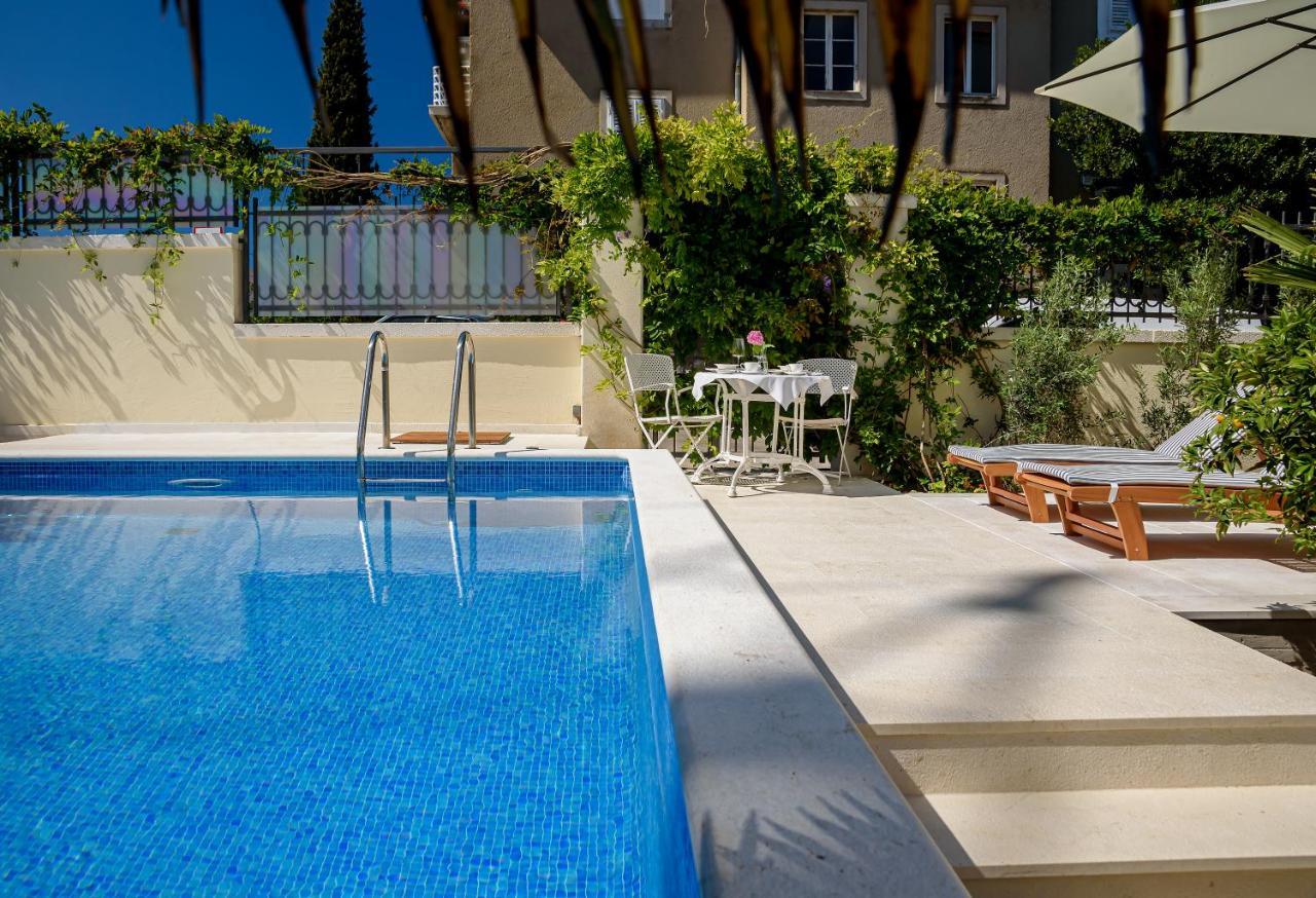 ספליט Palace Schoen Milesi - Esense Of Prestige - Private Pool - Free Parking - Old Money Style Luxury Rooms - Walking Distance To The Old Town, The Beach And All Amenities - Buralux Properties מראה חיצוני תמונה