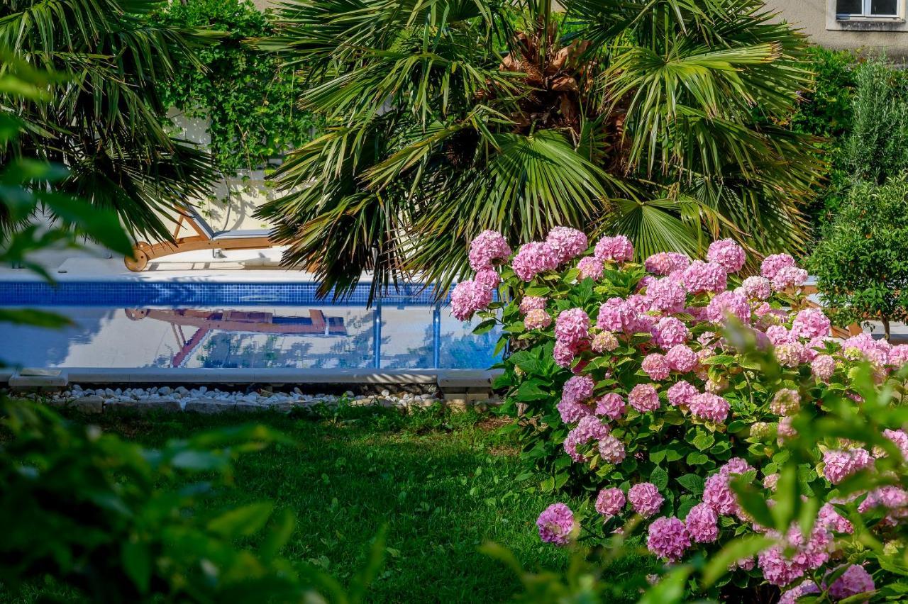ספליט Palace Schoen Milesi - Esense Of Prestige - Private Pool - Free Parking - Old Money Style Luxury Rooms - Walking Distance To The Old Town, The Beach And All Amenities - Buralux Properties מראה חיצוני תמונה