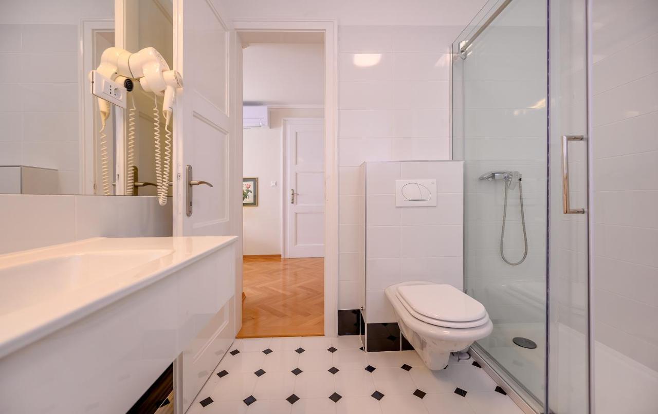 ספליט Palace Schoen Milesi - Esense Of Prestige - Private Pool - Free Parking - Old Money Style Luxury Rooms - Walking Distance To The Old Town, The Beach And All Amenities - Buralux Properties מראה חיצוני תמונה