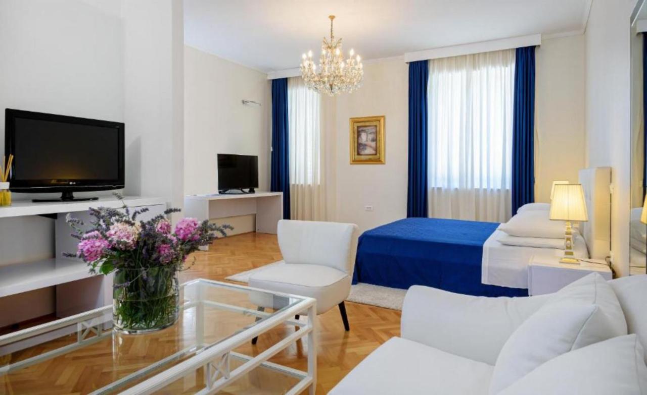 ספליט Palace Schoen Milesi - Esense Of Prestige - Private Pool - Free Parking - Old Money Style Luxury Rooms - Walking Distance To The Old Town, The Beach And All Amenities - Buralux Properties מראה חיצוני תמונה