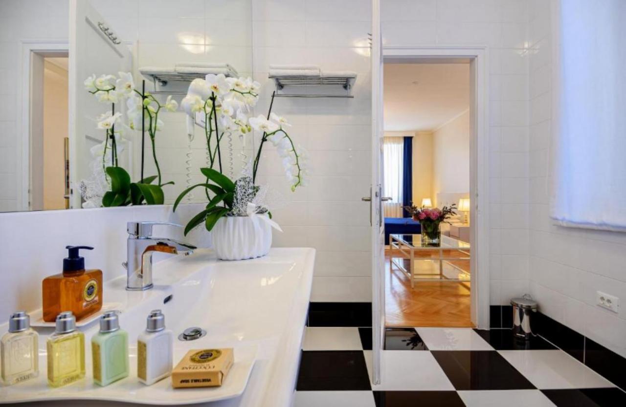 ספליט Palace Schoen Milesi - Esense Of Prestige - Private Pool - Free Parking - Old Money Style Luxury Rooms - Walking Distance To The Old Town, The Beach And All Amenities - Buralux Properties מראה חיצוני תמונה