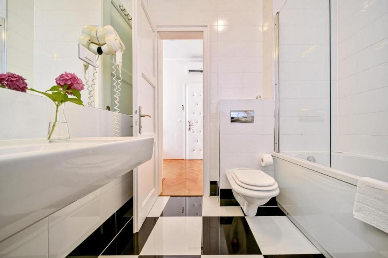 ספליט Palace Schoen Milesi - Esense Of Prestige - Private Pool - Free Parking - Old Money Style Luxury Rooms - Walking Distance To The Old Town, The Beach And All Amenities - Buralux Properties מראה חיצוני תמונה