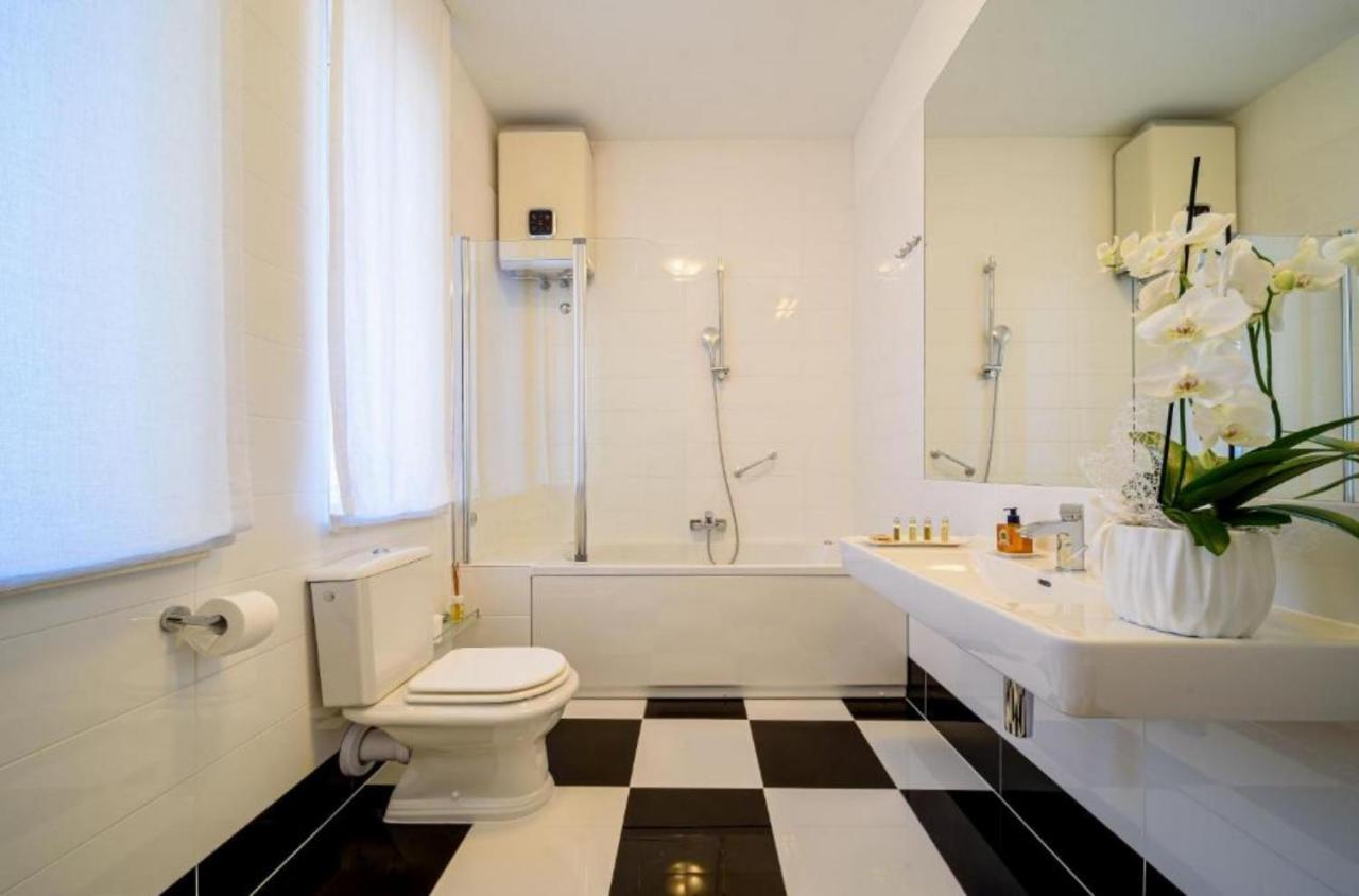 ספליט Palace Schoen Milesi - Esense Of Prestige - Private Pool - Free Parking - Old Money Style Luxury Rooms - Walking Distance To The Old Town, The Beach And All Amenities - Buralux Properties מראה חיצוני תמונה