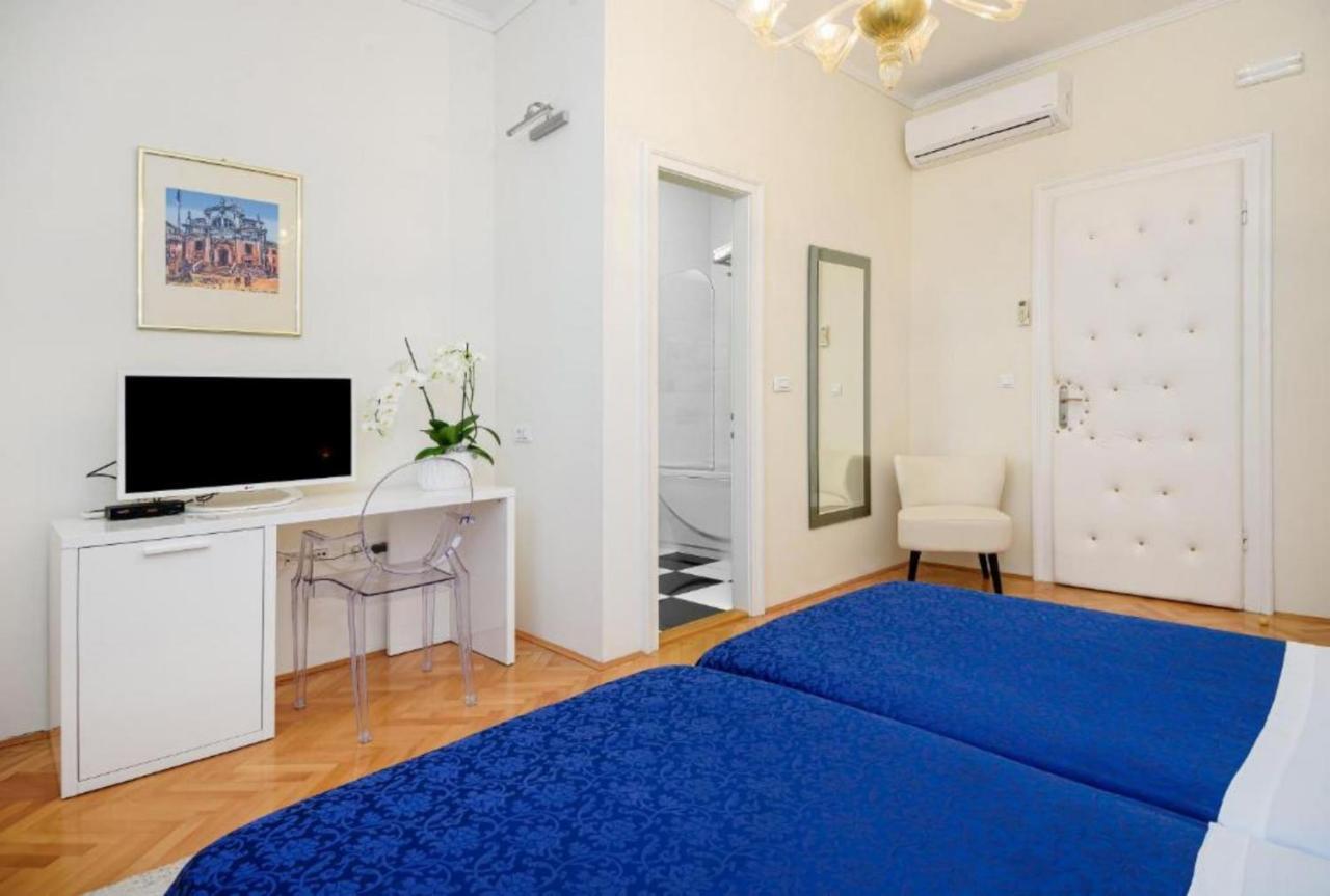 ספליט Palace Schoen Milesi - Esense Of Prestige - Private Pool - Free Parking - Old Money Style Luxury Rooms - Walking Distance To The Old Town, The Beach And All Amenities - Buralux Properties מראה חיצוני תמונה