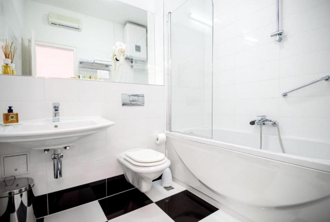 ספליט Palace Schoen Milesi - Esense Of Prestige - Private Pool - Free Parking - Old Money Style Luxury Rooms - Walking Distance To The Old Town, The Beach And All Amenities - Buralux Properties מראה חיצוני תמונה