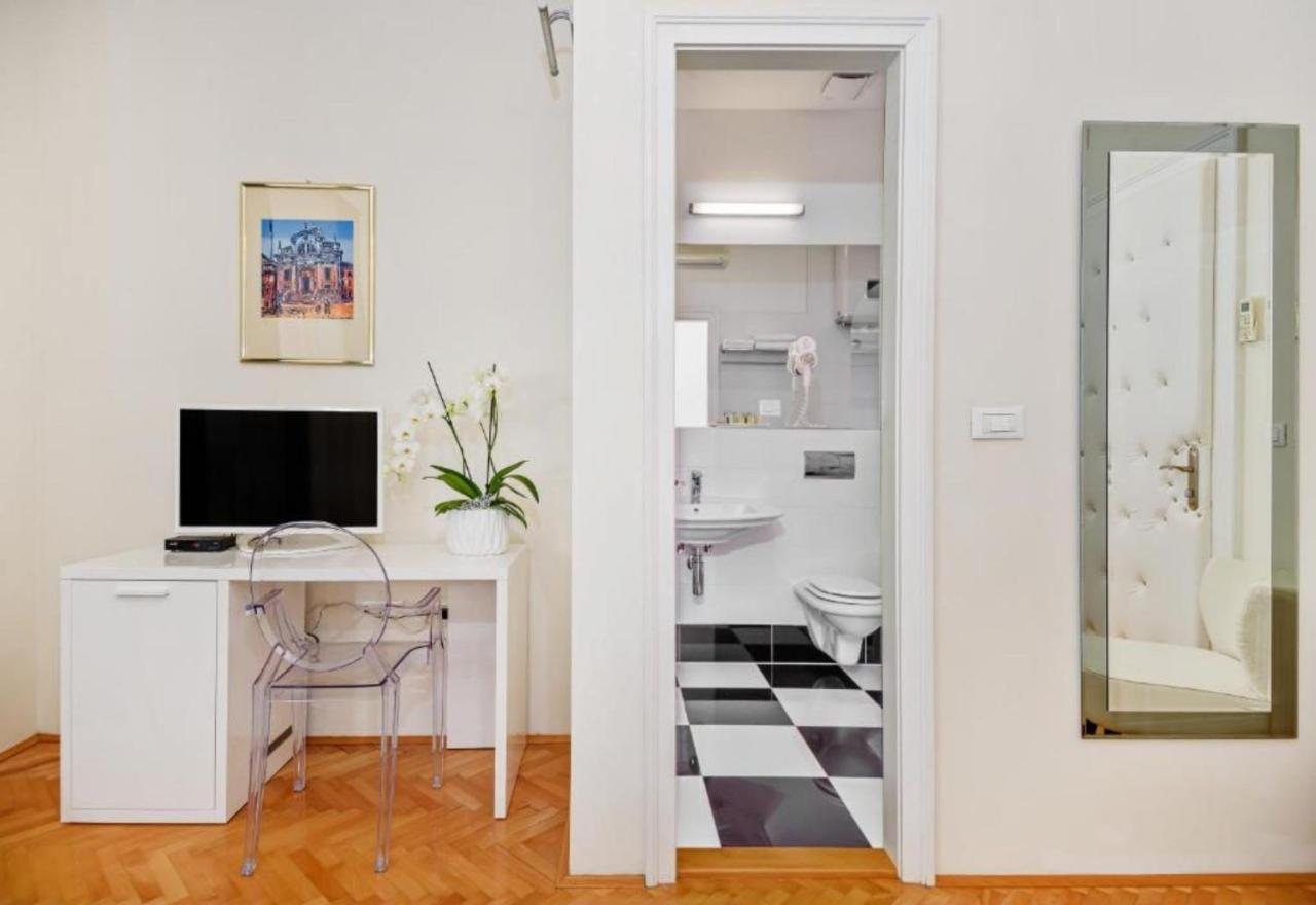 ספליט Palace Schoen Milesi - Esense Of Prestige - Private Pool - Free Parking - Old Money Style Luxury Rooms - Walking Distance To The Old Town, The Beach And All Amenities - Buralux Properties מראה חיצוני תמונה