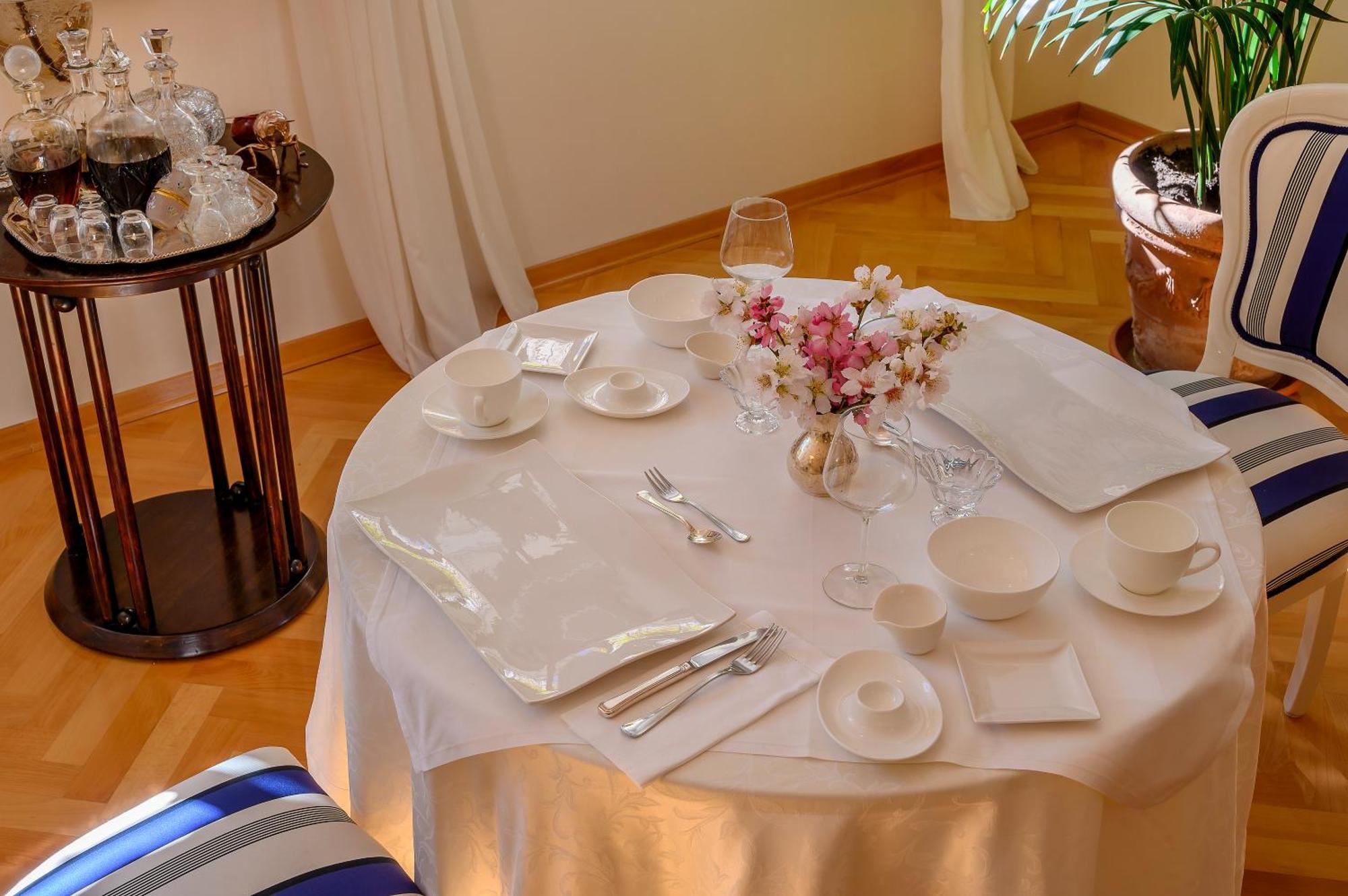 ספליט Palace Schoen Milesi - Esense Of Prestige - Private Pool - Free Parking - Old Money Style Luxury Rooms - Walking Distance To The Old Town, The Beach And All Amenities - Buralux Properties מראה חיצוני תמונה