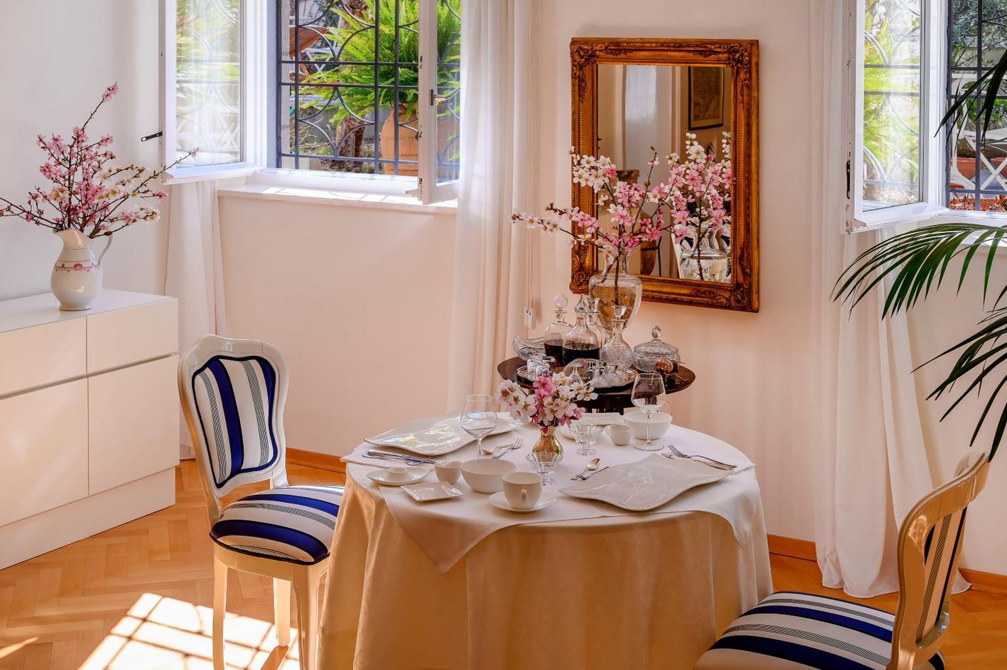 ספליט Palace Schoen Milesi - Esense Of Prestige - Private Pool - Free Parking - Old Money Style Luxury Rooms - Walking Distance To The Old Town, The Beach And All Amenities - Buralux Properties מראה חיצוני תמונה