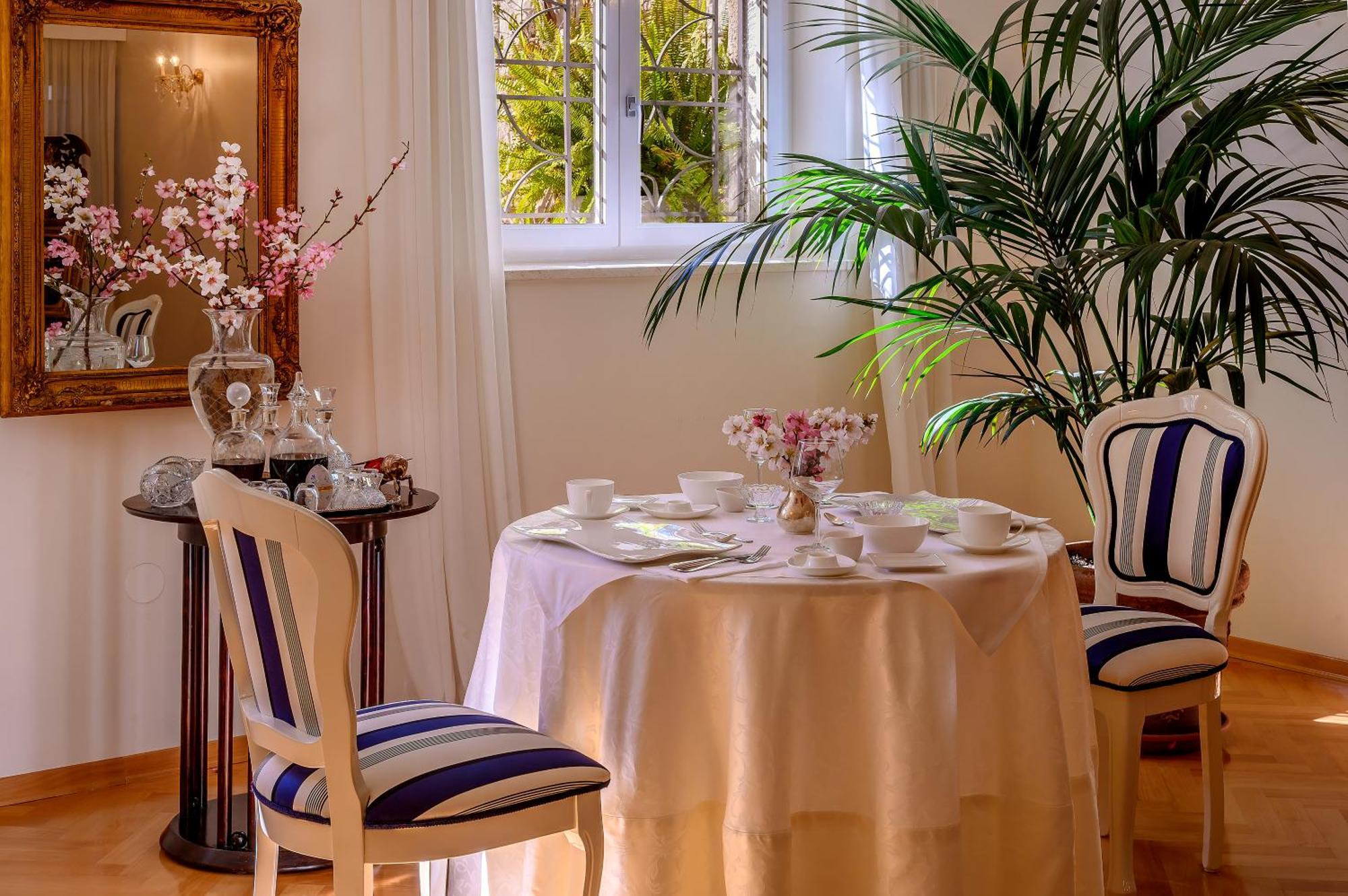 ספליט Palace Schoen Milesi - Esense Of Prestige - Private Pool - Free Parking - Old Money Style Luxury Rooms - Walking Distance To The Old Town, The Beach And All Amenities - Buralux Properties מראה חיצוני תמונה